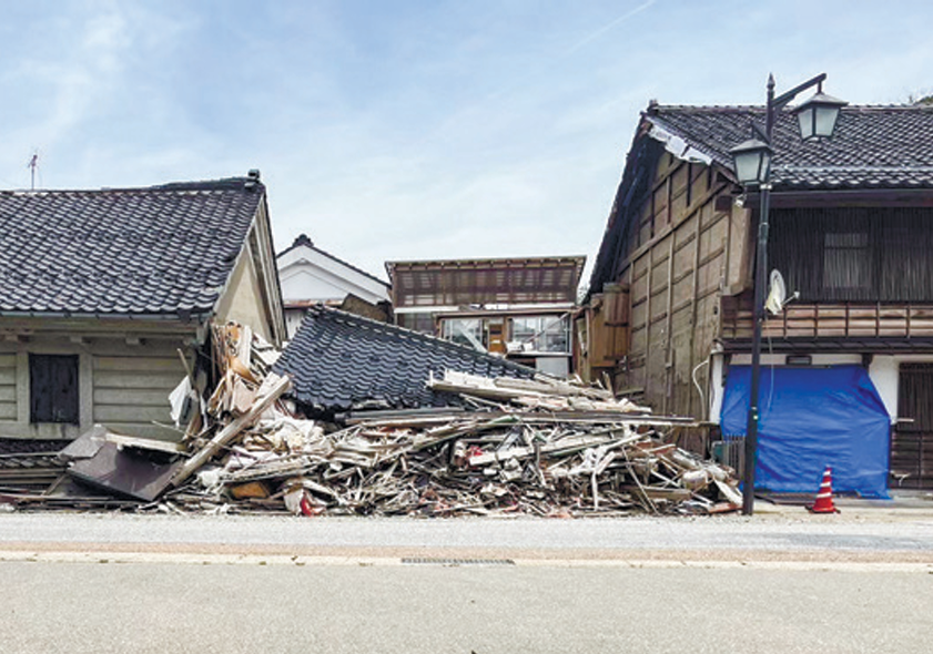 倒壊した家屋