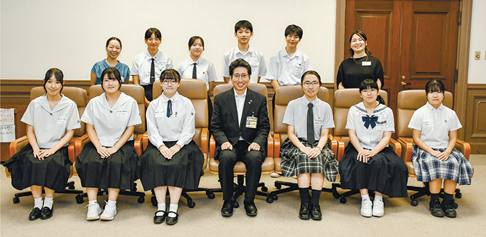 子供たちと市長の集合写真