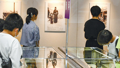 5 「ナガサキ原爆展」と「鹿児島市の戦災と復興資料・写真展」を開催