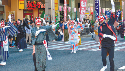 6 「おはら祭」仮装踊り連が登場