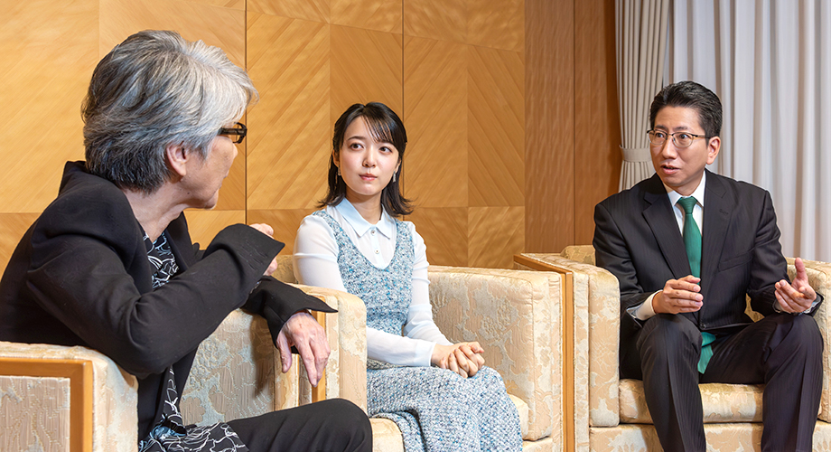 対談をする吉俣良さん、上白石萌音さん、下鶴市長