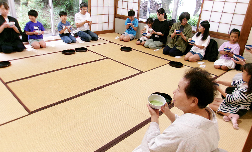 夏休み親子で楽しむ茶道体験（吉野公民館）