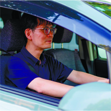運転する男性