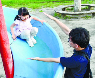 子どもと遊ぶ男性
