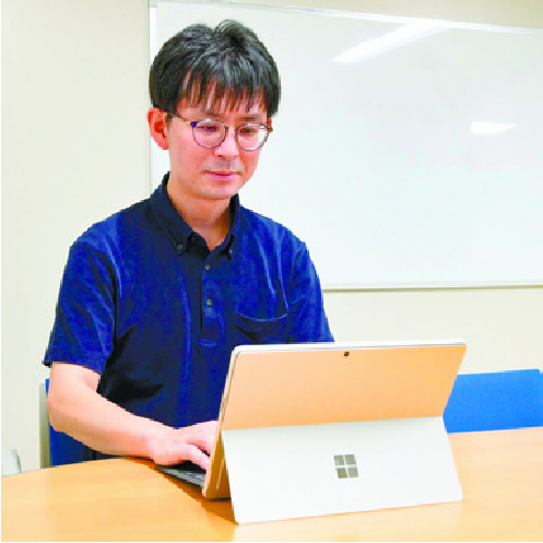 パソコンを使って仕事をする男性