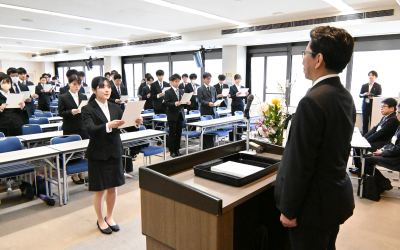 市の新規採用職員96人に辞令を交付