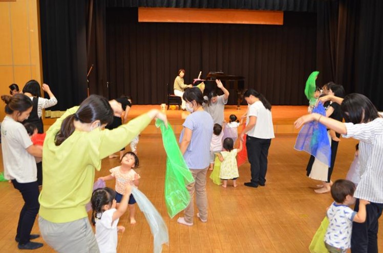 親子で楽しくリトミック