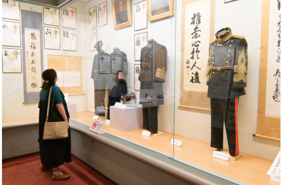 展示を見るサポーター