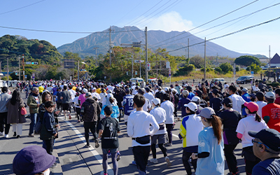 桜島に見守られながら思い思いの走り