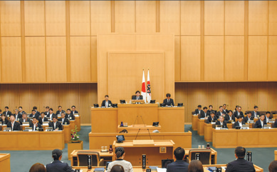 議会中継をご覧ください