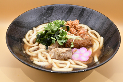 黒豚踊る、和食仕立ての桜島カレーうどん