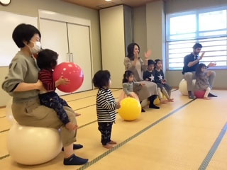 バランスボールではずんでリフレッシュ(なかまっち)