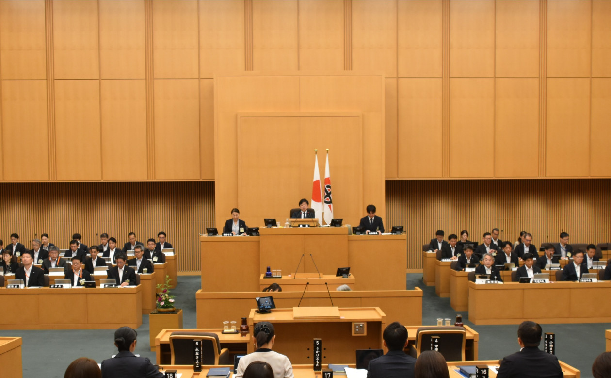 議会中継をご覧ください