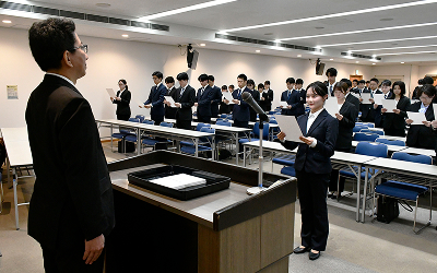 市の新規採用職員96人に辞令を交付