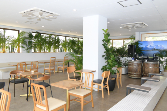 磯ビーチハウス内カフェ